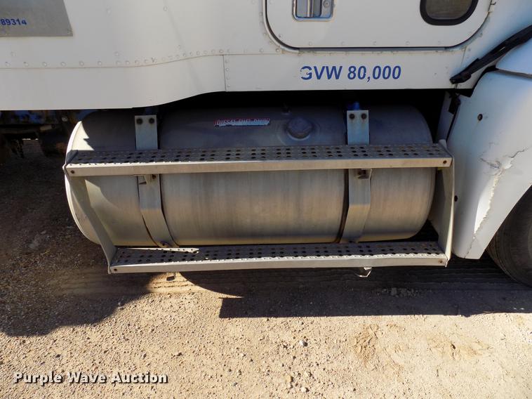 image for item DD3566 1995 Freightliner FLD semi truck