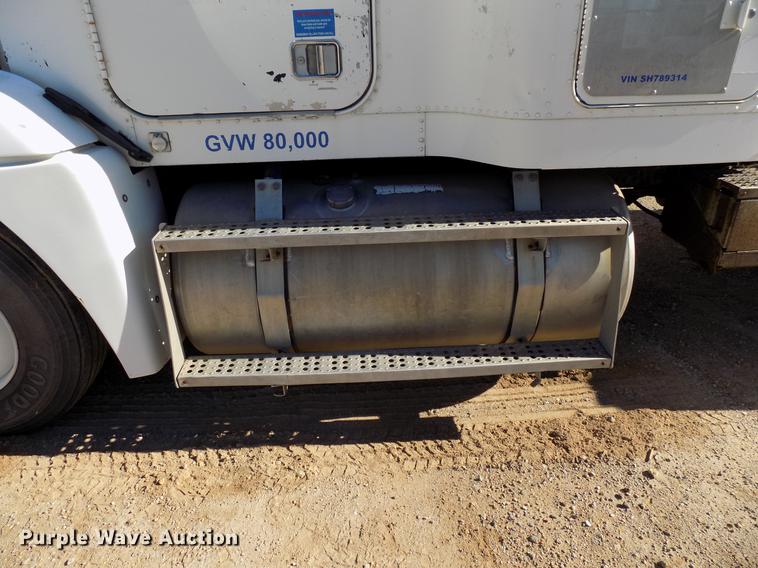 image for item DD3566 1995 Freightliner FLD semi truck