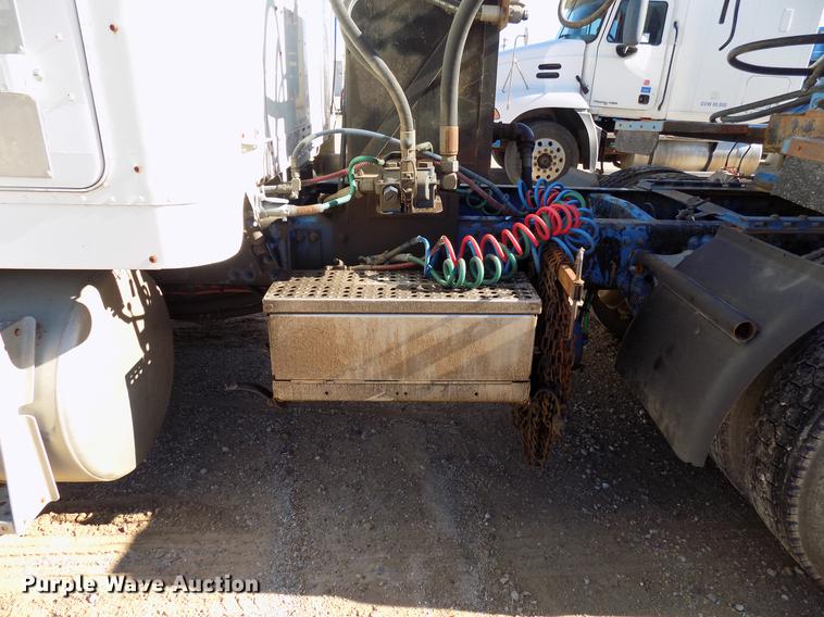 image for item DD3566 1995 Freightliner FLD semi truck