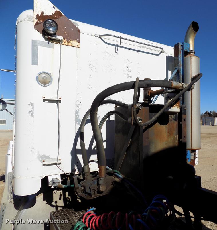 image for item DD3566 1995 Freightliner FLD semi truck