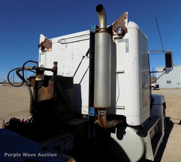 image for item DD3566 1995 Freightliner FLD semi truck