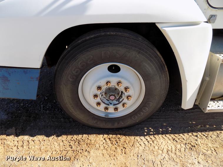 image for item DD3566 1995 Freightliner FLD semi truck