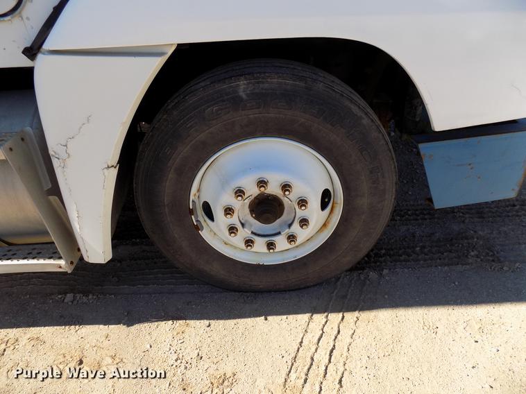 image for item DD3566 1995 Freightliner FLD semi truck