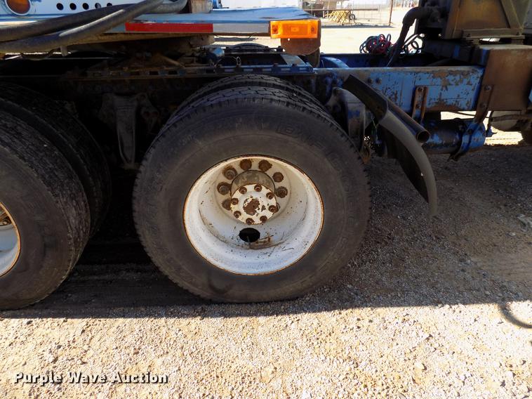 image for item DD3566 1995 Freightliner FLD semi truck