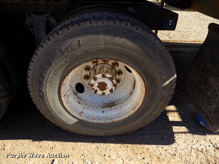 image for item DD3566 1995 Freightliner FLD semi truck