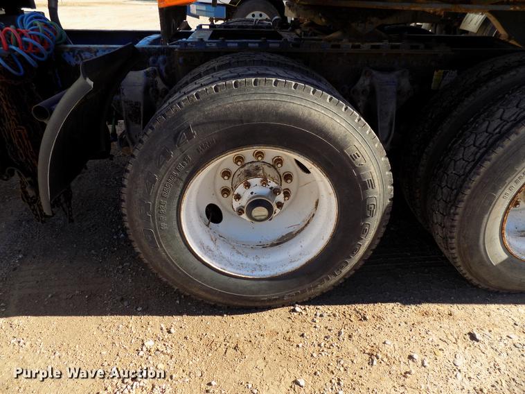 image for item DD3566 1995 Freightliner FLD semi truck