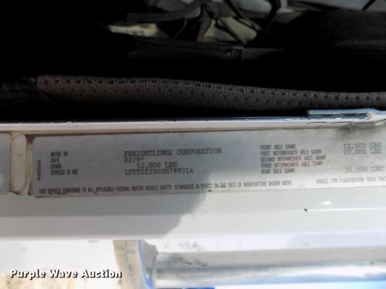 image for item DD3566 1995 Freightliner FLD semi truck