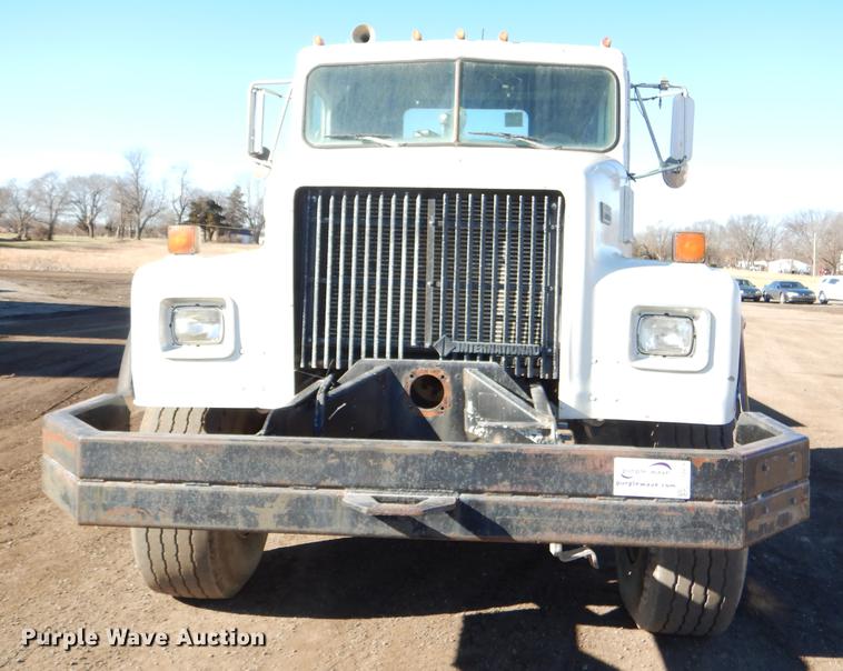 image for item DD8976 1995 International Paystar 5000 truck cab and chassis