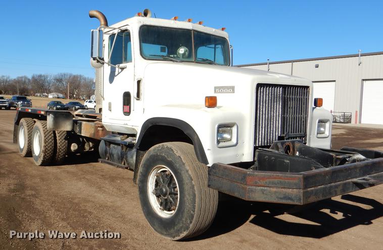 image for item DD8976 1995 International Paystar 5000 truck cab and chassis