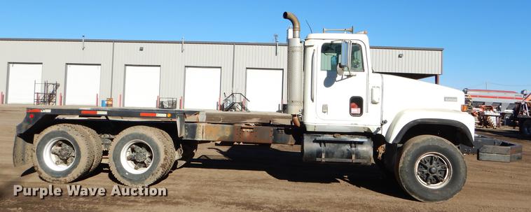 image for item DD8976 1995 International Paystar 5000 truck cab and chassis