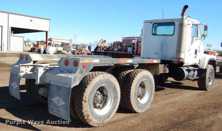 image for item DD8976 1995 International Paystar 5000 truck cab and chassis