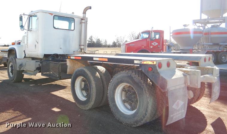 image for item DD8976 1995 International Paystar 5000 truck cab and chassis