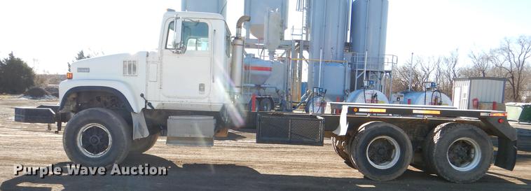 image for item DD8976 1995 International Paystar 5000 truck cab and chassis