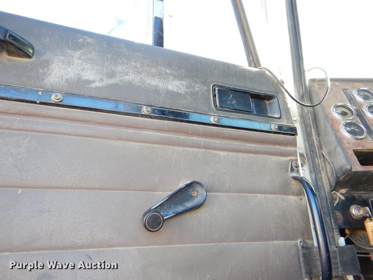 image for item DD8976 1995 International Paystar 5000 truck cab and chassis