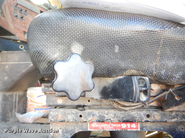 image for item DD8976 1995 International Paystar 5000 truck cab and chassis