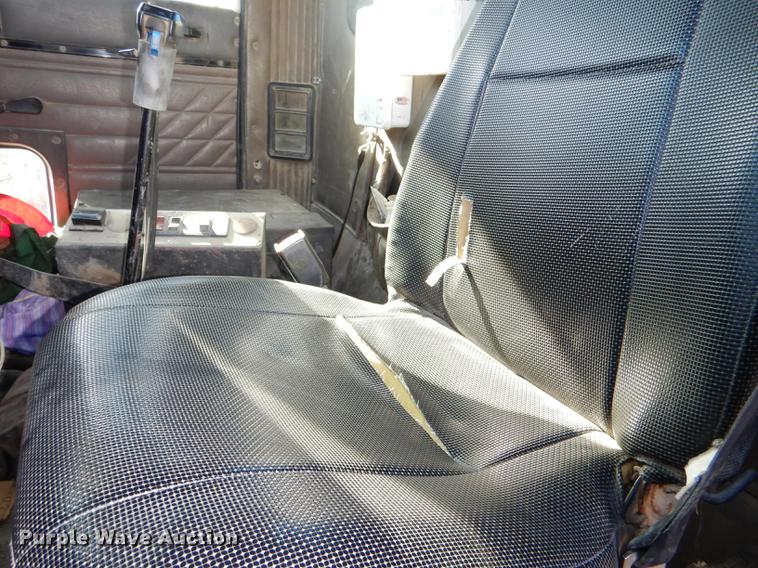 image for item DD8976 1995 International Paystar 5000 truck cab and chassis