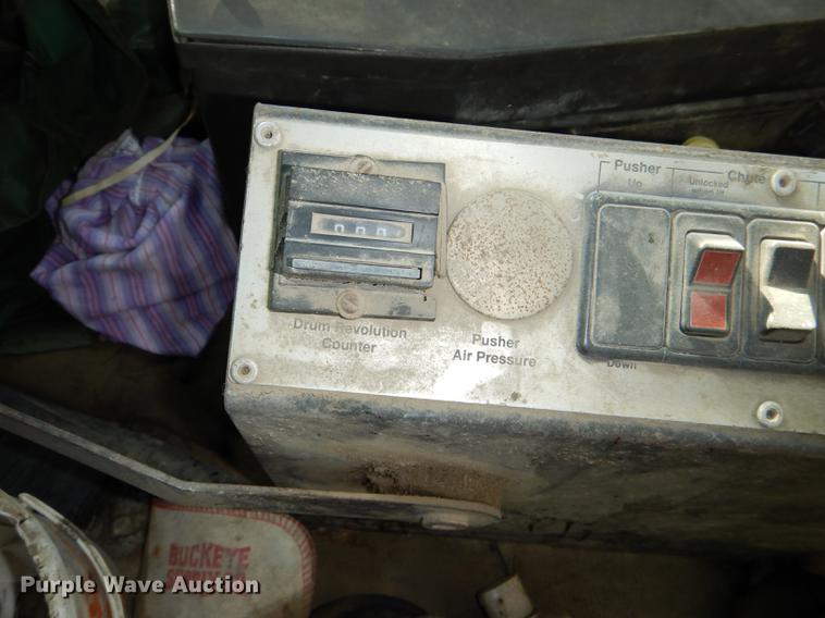 image for item DD8976 1995 International Paystar 5000 truck cab and chassis