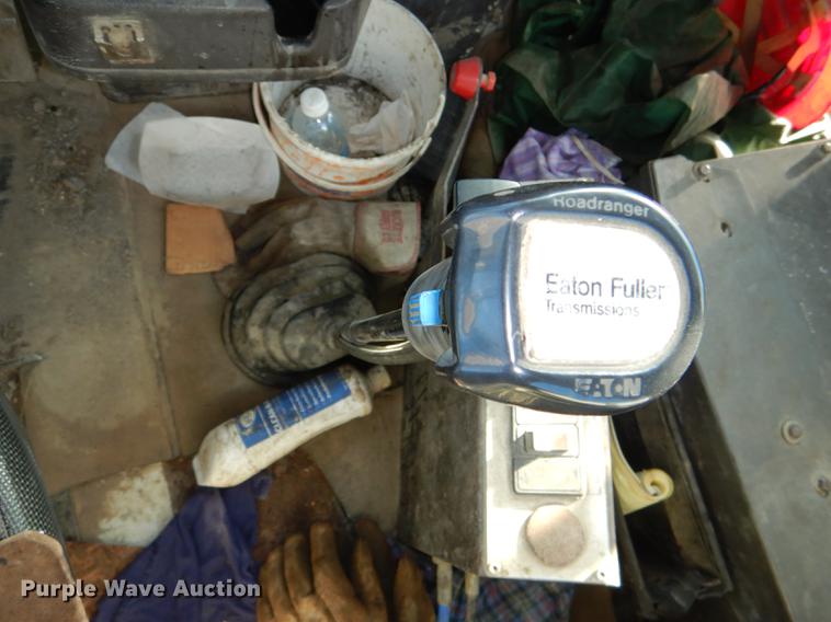 image for item DD8976 1995 International Paystar 5000 truck cab and chassis