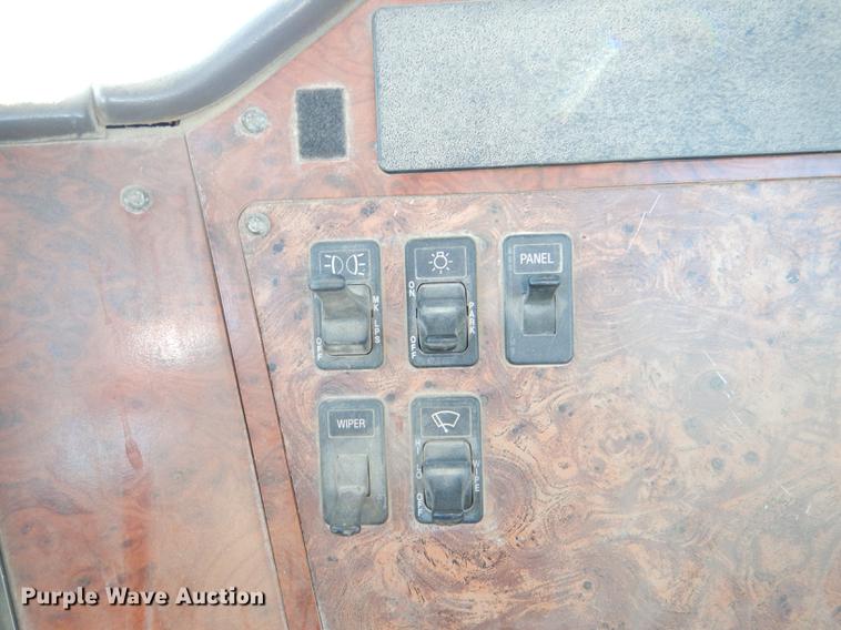 image for item DD8976 1995 International Paystar 5000 truck cab and chassis