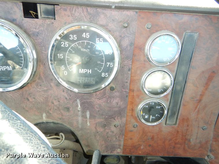 image for item DD8976 1995 International Paystar 5000 truck cab and chassis