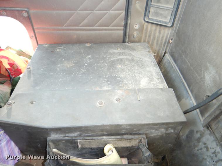 image for item DD8976 1995 International Paystar 5000 truck cab and chassis