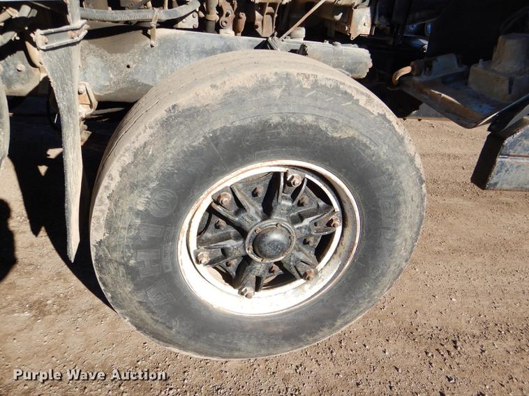 image for item DD8976 1995 International Paystar 5000 truck cab and chassis