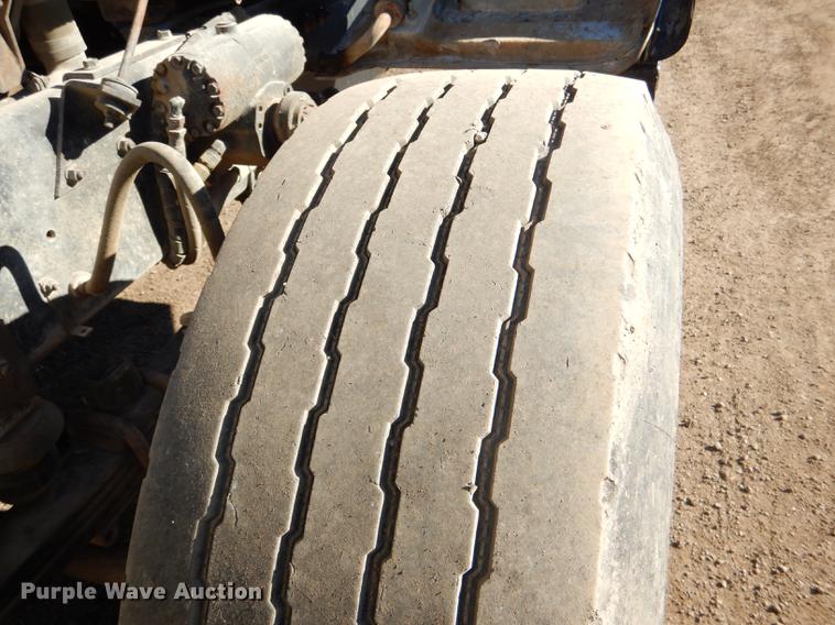 image for item DD8976 1995 International Paystar 5000 truck cab and chassis