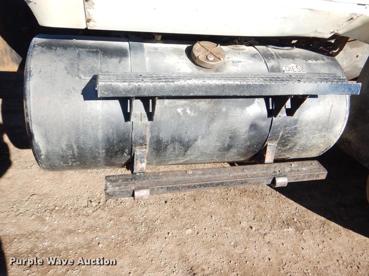 image for item DD8976 1995 International Paystar 5000 truck cab and chassis