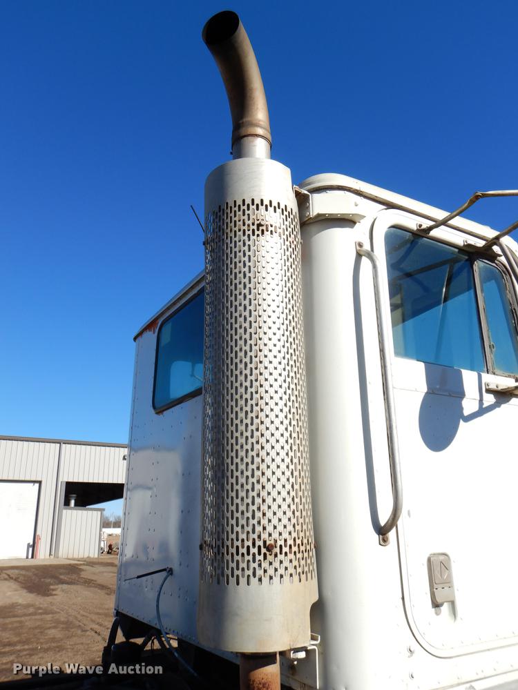 image for item DD8976 1995 International Paystar 5000 truck cab and chassis