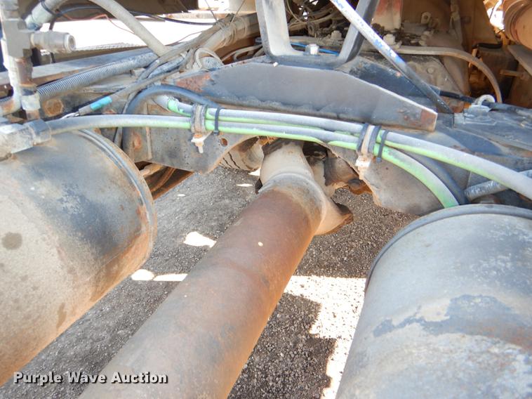 image for item DD8976 1995 International Paystar 5000 truck cab and chassis