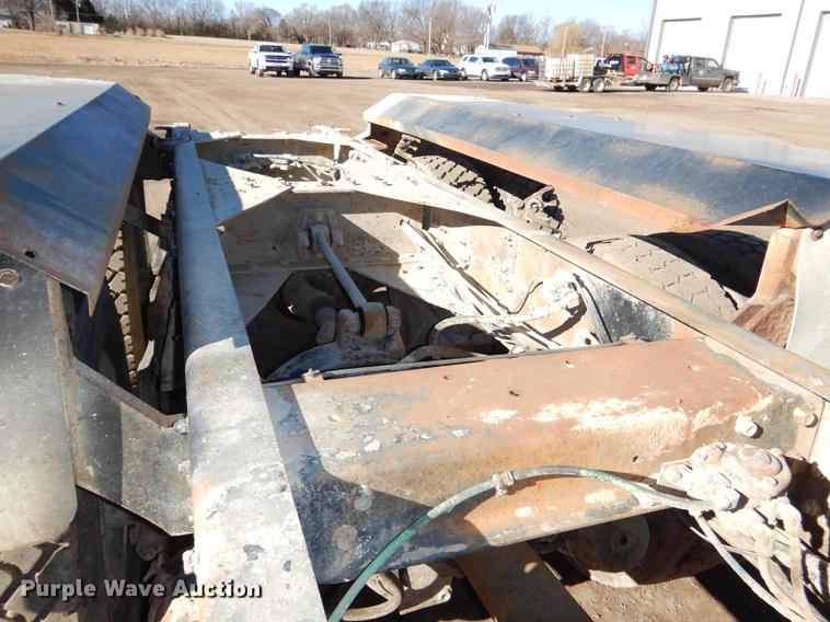 image for item DD8976 1995 International Paystar 5000 truck cab and chassis