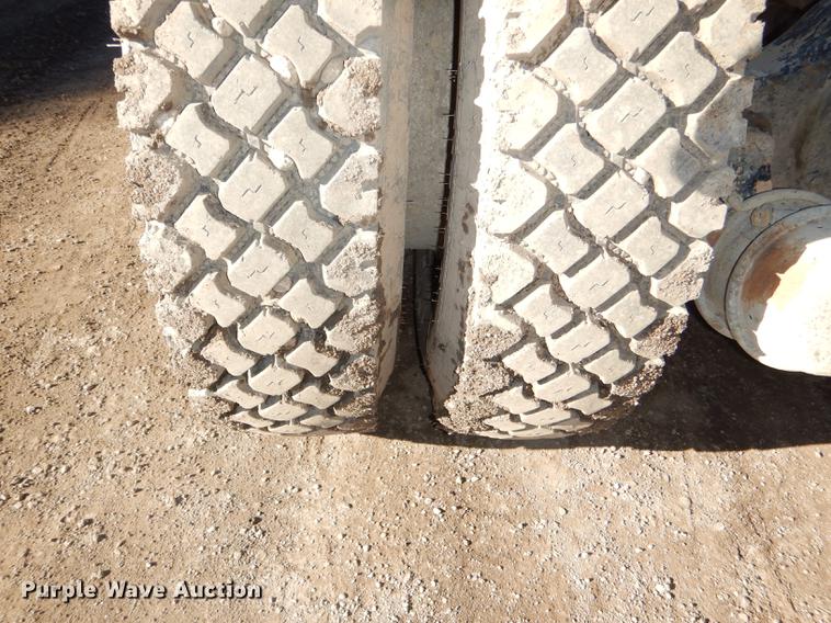 image for item DD8976 1995 International Paystar 5000 truck cab and chassis