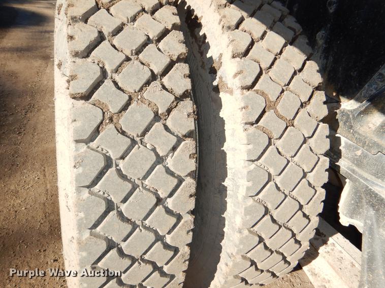 image for item DD8976 1995 International Paystar 5000 truck cab and chassis