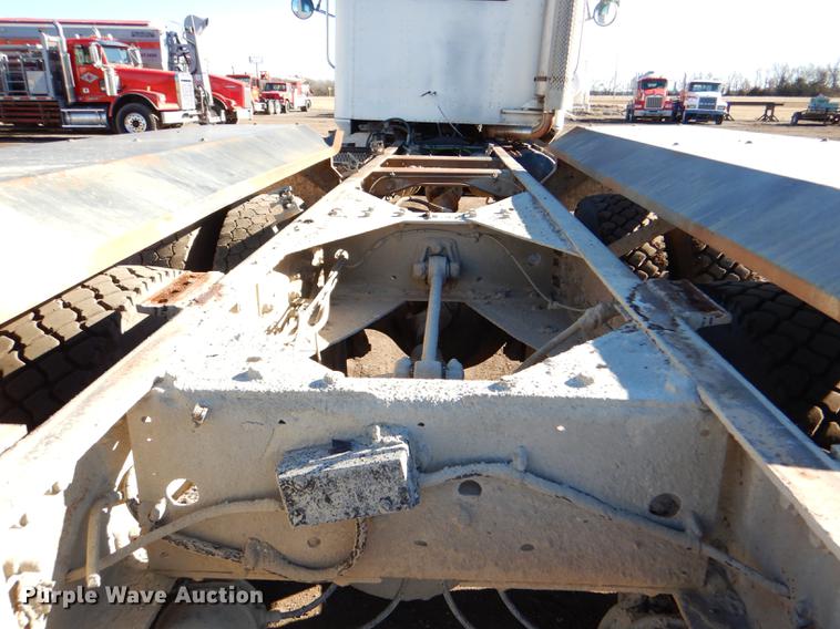 image for item DD8976 1995 International Paystar 5000 truck cab and chassis