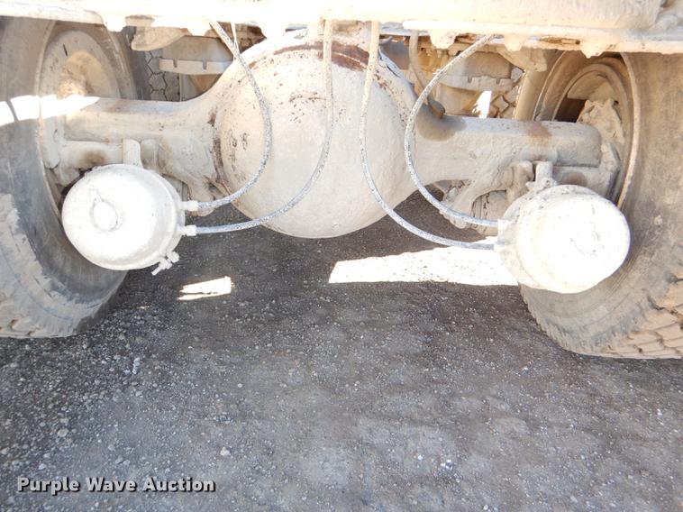 image for item DD8976 1995 International Paystar 5000 truck cab and chassis