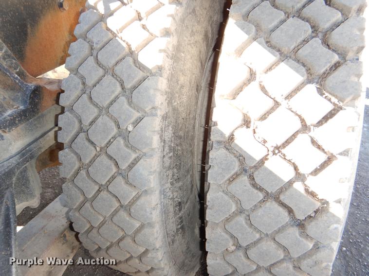 image for item DD8976 1995 International Paystar 5000 truck cab and chassis