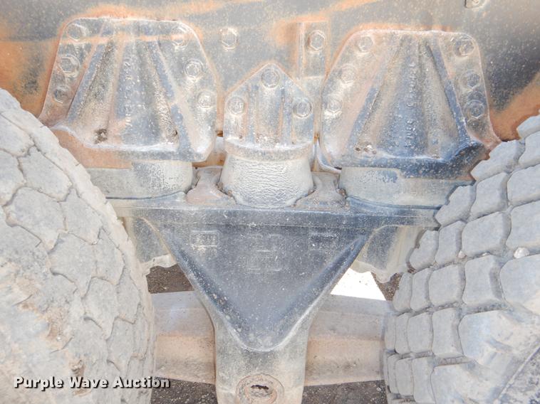 image for item DD8976 1995 International Paystar 5000 truck cab and chassis