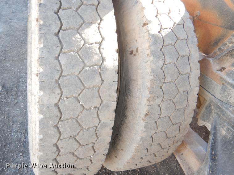 image for item DD8976 1995 International Paystar 5000 truck cab and chassis