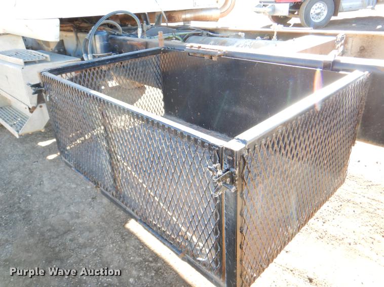 image for item DD8976 1995 International Paystar 5000 truck cab and chassis