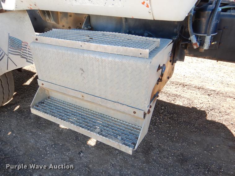 image for item DD8976 1995 International Paystar 5000 truck cab and chassis