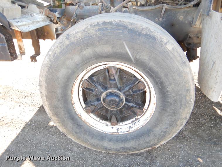 image for item DD8976 1995 International Paystar 5000 truck cab and chassis