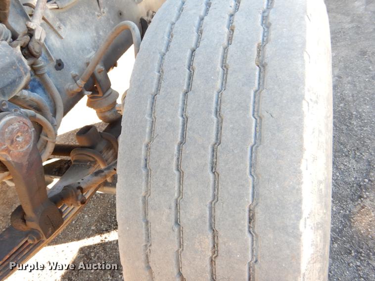 image for item DD8976 1995 International Paystar 5000 truck cab and chassis