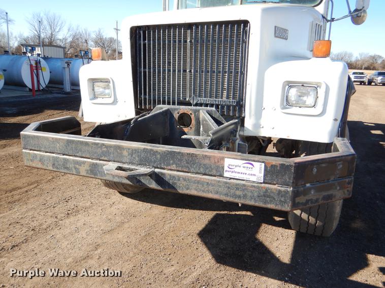 image for item DD8976 1995 International Paystar 5000 truck cab and chassis