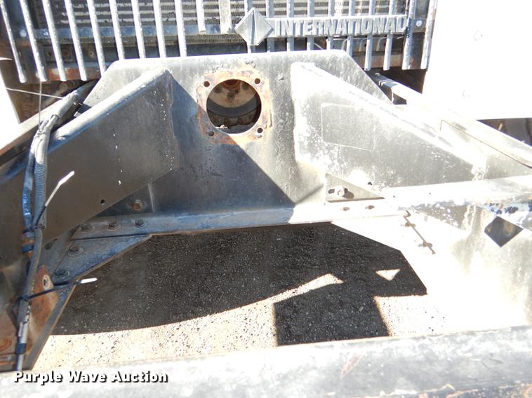 image for item DD8976 1995 International Paystar 5000 truck cab and chassis