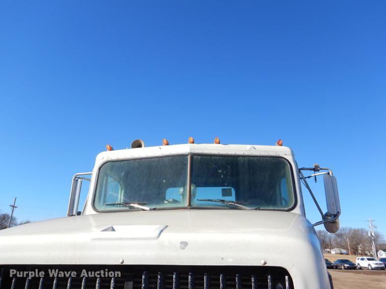 image for item DD8976 1995 International Paystar 5000 truck cab and chassis