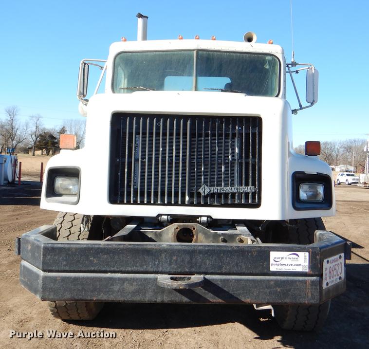 image for item DD8977 1995 International Paystar 5000 truck cab and chassis