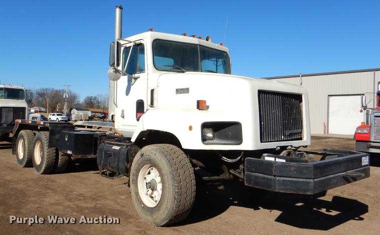 image for item DD8977 1995 International Paystar 5000 truck cab and chassis