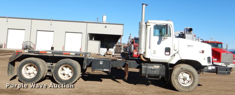 image for item DD8977 1995 International Paystar 5000 truck cab and chassis