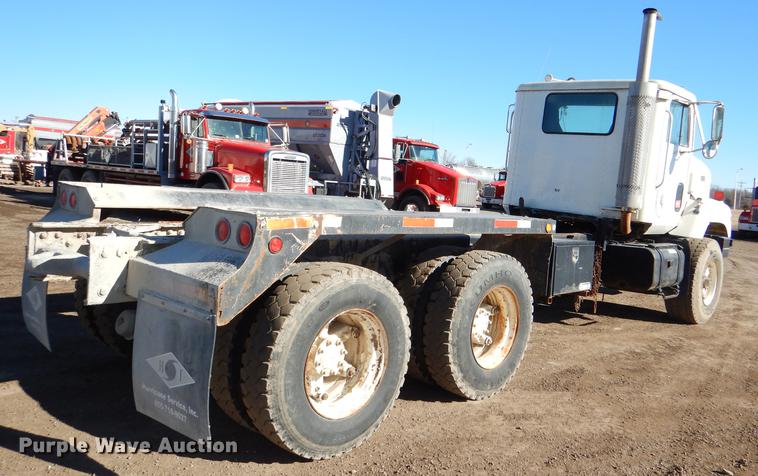 image for item DD8977 1995 International Paystar 5000 truck cab and chassis