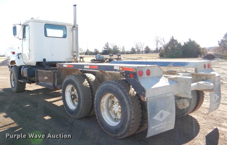 image for item DD8977 1995 International Paystar 5000 truck cab and chassis